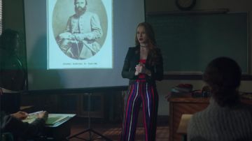 Le pantalon à rayures Vince Camuto de Cheryl Blossom (Madelaine Petsch) dans Riverdale S02E11