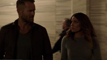 Suéter gris de Dinah Drake (Juliana Harkavy) en Arrow S06E10