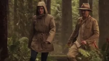 Le manteau ceinturé à capuche de Caitlin Snow (Danielle Panabaker) dans The Flash S03E13