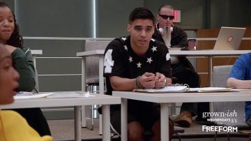 Camiseta Negra Givenchy Star de Vivek Shah (Jordan Buhat) en S01E01