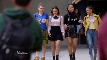 Falda de cuero Maje de Jazlyn Forster (Chloe Bailey) en Grown-ish S01E03