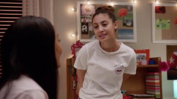La camiseta "Read My Lips" Topshop de Ana Torres (Francia Raisa) dans Grown-ish S01E03