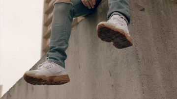 Les sneakers Puma x Han Kjobenhavn B.O.G. Sock de PLK dans son clip Pas les mêmes