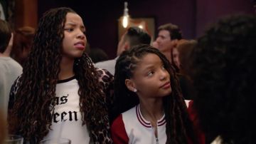 Le camiseta Juicy Couture "Yas Queen" de Jazlyn Forster (Chloe Bailey) dans Grown-ish S01E04