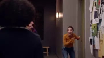 Le pull moutarde Leith de Ana Torres (Francia Raisa) dans Grown-ish S01E04