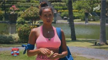 La brassière de sport rose d'Astrid dans Friends Trip 4