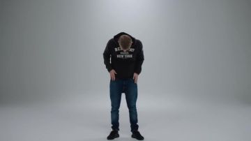 Le sweatshirt à capuche / hoodie Redskins New York de Vald dans le clip Désaccordé