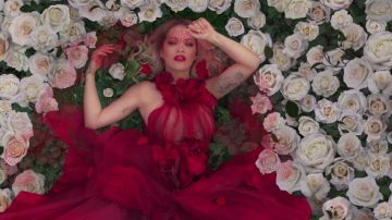 La robe rouge Marchesa de Rita Ora dans le clip For You de Liam Payne et Rita Ora
