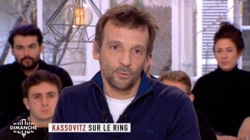 Le pull col zippé Lacoste de Mathieu Kassovitz dans Clique dimanche du 28/01/2018