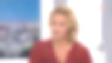 La blouse rouge imprimée de Caroline Roux dans Télématin du 23/10/2018 (version robe)