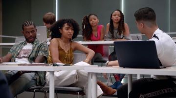 Le top camisole en velours doré Madewell de Zoey Johnson (Yara Shahidi) dans Grown-ish S01E05