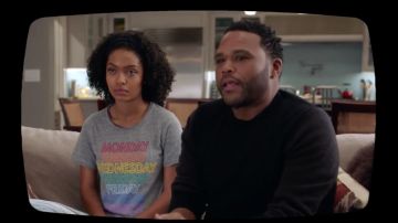 Le t-shirt gris Chaser de Zoey Johnson (Yara Shahidi) dans Grown-ish S01E05