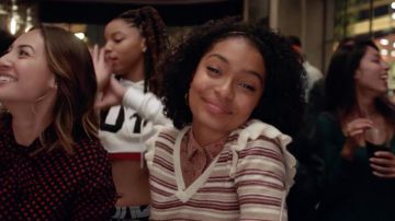 Le pull col en V rayé Joie de Zoey Johnson (Yara Shahidi) dans Grown-ish S01E05