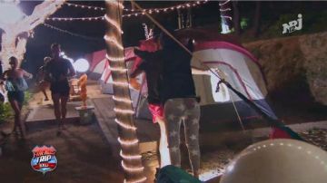 Las carpas rojas blancas y grises en Friends Trip 4