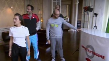 El suéter patrón de gafas amarillas en Importantissime episodio 4