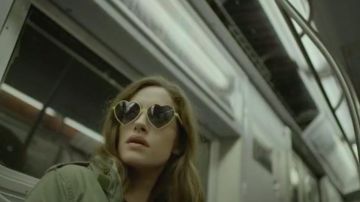 Las gafas de sol "heart" Emblem Eyewear de Darlene Alderson (Carly Chaikin) en Mr Robot S03E08