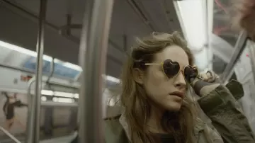 Les lunettes de soleil " heart" de Darlene Alderson (Carly Chaikin) dans Mr Robot S03E08