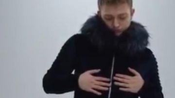 La parka avec fourrure de Vald dans son clip Désaccordé