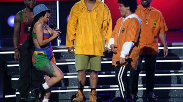 Doc Martens de Cardi B durante su interpretación de "Finesse" con Bruno Mars en los Premios Grammy 2018