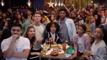 Sky Forster's (Halle Bailey) Sanctuary bombardero de terciopelo rosa como se ve en Grown-ish S01E04