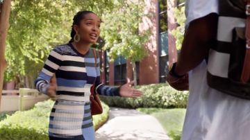 Zoey Johnson (Yara Shahidi) Cérémonie d'Ouverture rayé bleu robe comme on le voit dans Cultivé-ish S01E04