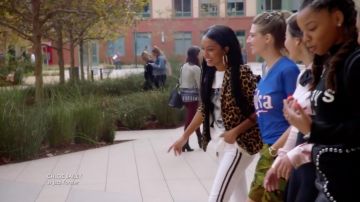 Zoey Johnson's (Yara Shahidi) Mother pantalones blancos a rayas como se ve en Grown-ish S01E03