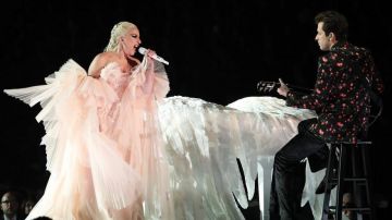 The pink dress and Armani Private of Lady Gaga during her performance at Grammy Awards 2018