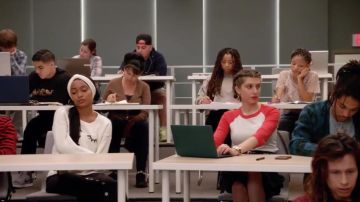 El suéter Madewell "Making Faces" de Zoey Johnson (Yara Shahidi) como se ve en Grown-ish S01E03