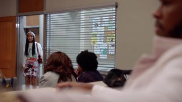 Cérémonie d'ouverture de la mini-jupe portée par Zoey Johnson (Yara Shahidi) adultes-ish S01E03