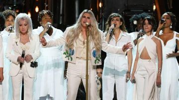 Taylor white embroidered Kesha to the Grammy Awards 2018