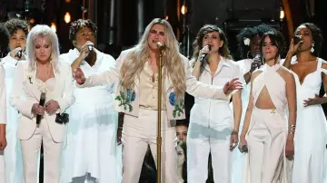 Taylor white embroidered Kesha to the Grammy Awards 2018
