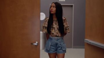 Cérémonie d'ouverture Denim mini short porté par Zoey Johnson (Yara Shahidi) adultes-ish S01E03