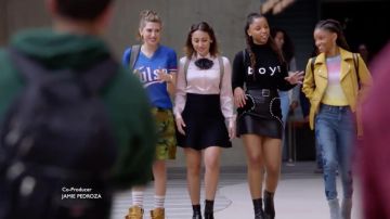 Falda de cuero Maje usada por Jazlyn Forster (Chloe Bailey) en Grown-ish S01E03