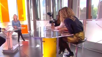 La jupe courte dorée de Caroline Ithurbide dans William à midi du 20/10/2017