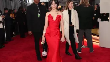 The clutch ball, a facet of the Judith Leiber's Camila Cabello on the red carpet of the Grammy Awards 2018
