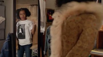 Camiseta de Michael Jackson Hanes usada por Zoey Johnson (Yara Shahidi) en Grown-ish S01E01