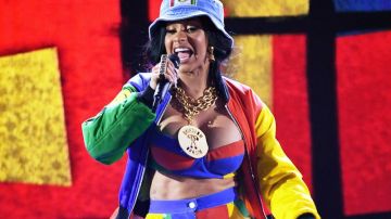 The bomber jacket vintage Moschino Cardi B during his live set of "Finesse" with Bruno Mars at the Grammy Awards 2018