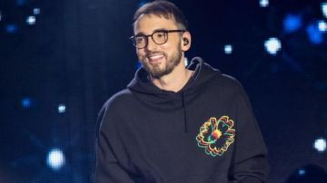 La sudadera con capucha Stella Mccartney de Christophe Willem en "Goldman, 40 años de canciones" emitida por TF1