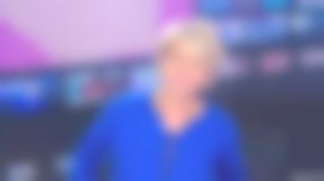 Le pull bleu à lacets de Sophie Davant dans C'est au programme du 18/01/2018