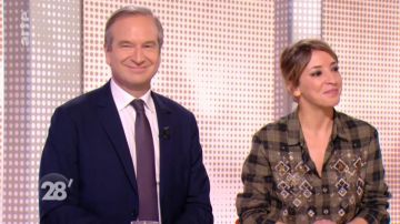 La camisa a cuadros con perlas y bordados de Nadia Daam en 28 minutos del 03/01/2018