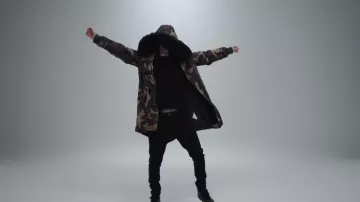 Le blouson camouflage de Vald dans son clip Désaccordé