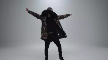 La chaqueta de camuflaje de Vald en su clip Out of Tune