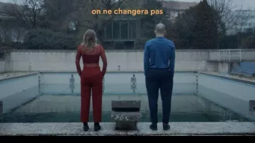 El conjunto rojo que lleva Coeur de Pirate en su clip Prémonition