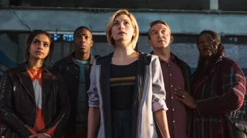 T-Shirt rayé porté par la 13e Médecin (Jodie Whittaker) comme vu dans Doctor Who (S11E01)