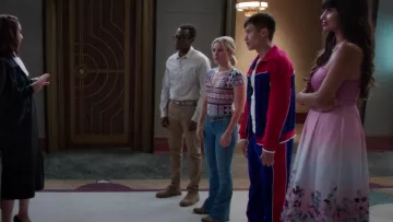 La robe rose fleurie de Tahani Al-Jamil (Jameela Jamil) dans The Good Place S02E11