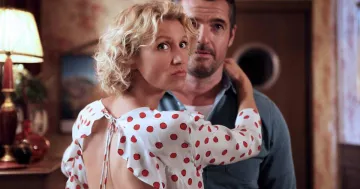 The combination of white with red polka dots Juliet (Alexandra Lamy) in The embarrassment of the choice