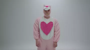 Le pyjama une pièce rose « Panthère Rose » de Vald dans le clip Désaccordé
