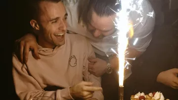 Le sweatshirt Shit Gra­phic à capuche de Squeezie qu'il porte lors de son anniversaire 2018