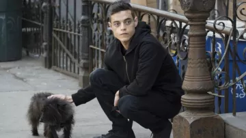 La sudadera con capucha negra de Elliot Alderson (Rami Malek) en Mr Robot S01E03