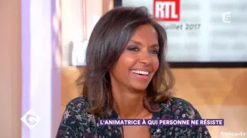 La robe à fleurs de Karine Le Marchand dans C à vous du 12/01/2018